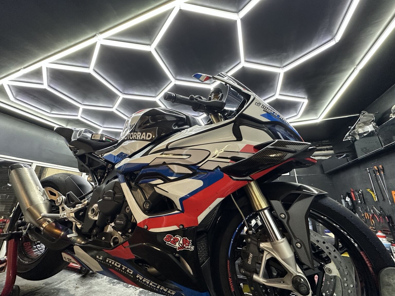 BMW de piste dans l’atelier J-Moto Racing