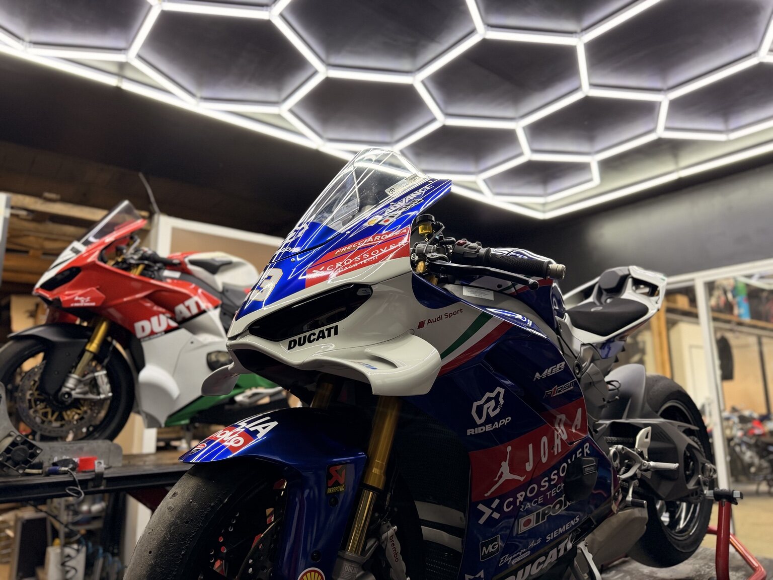 Ducati préparée sous l’éclairage de l’atelier