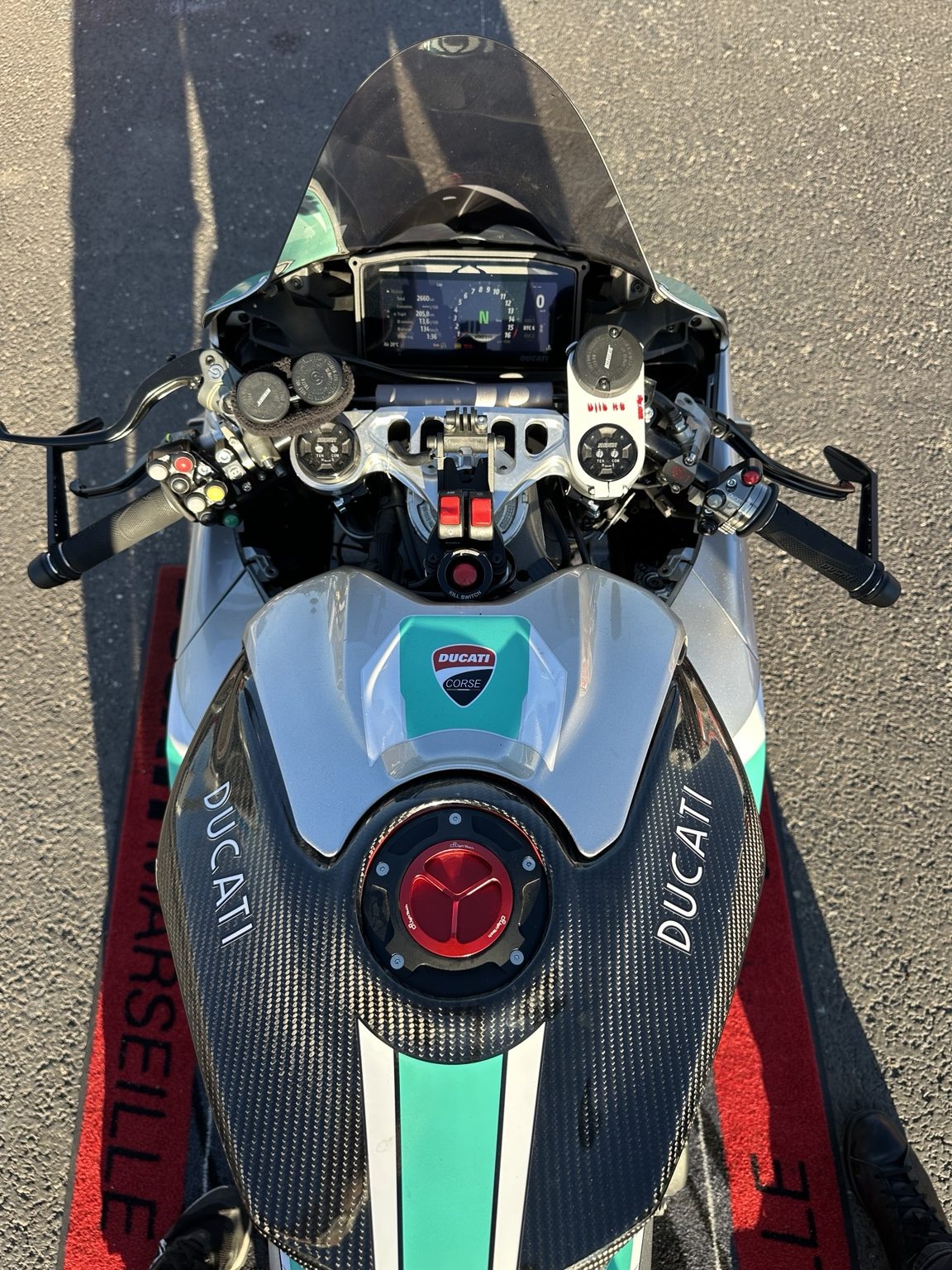 Poste de pilotage d’une Ducati de piste
