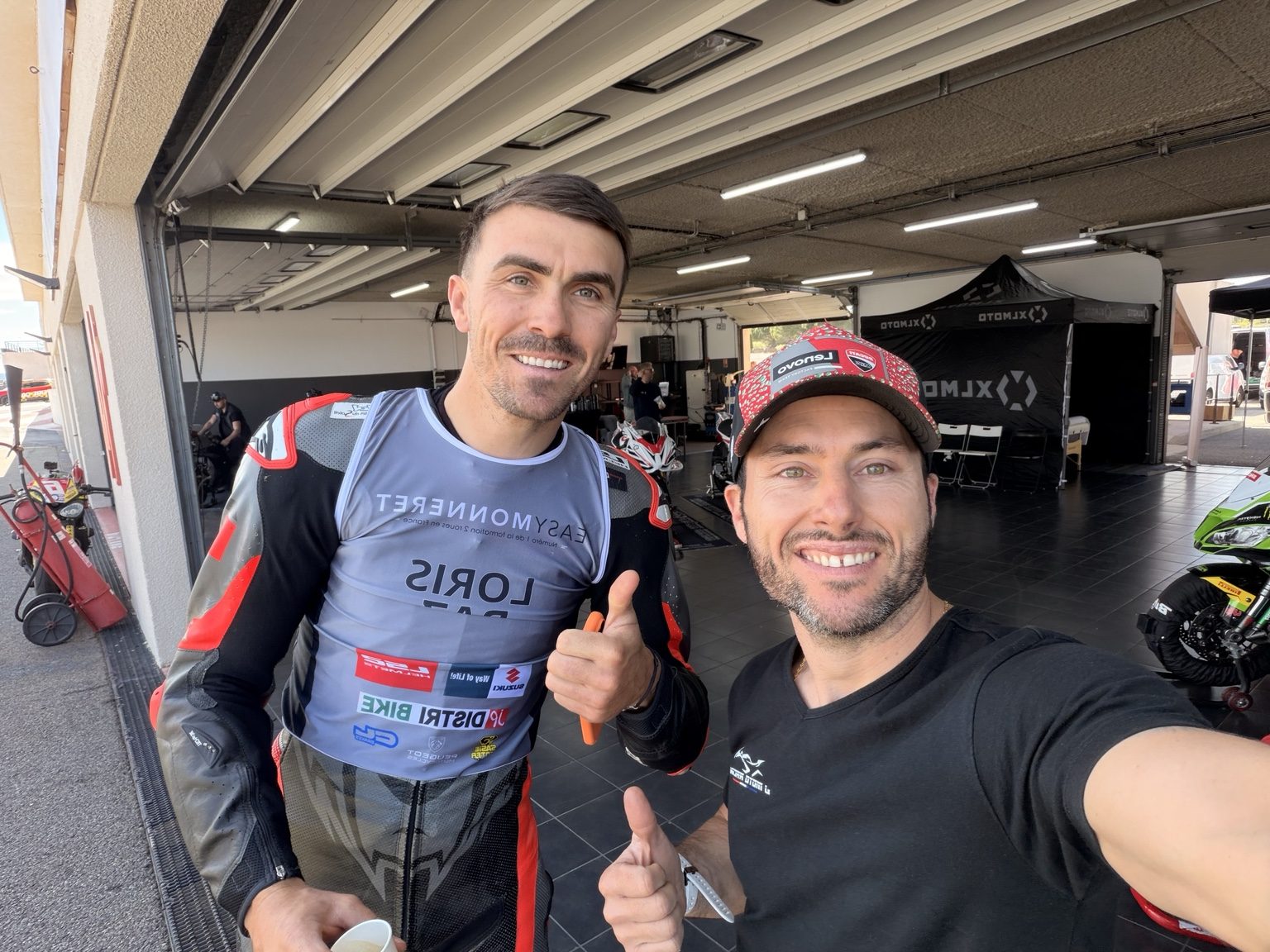 Julien J-Moto Racing avec un pilote accompagné sur circuit