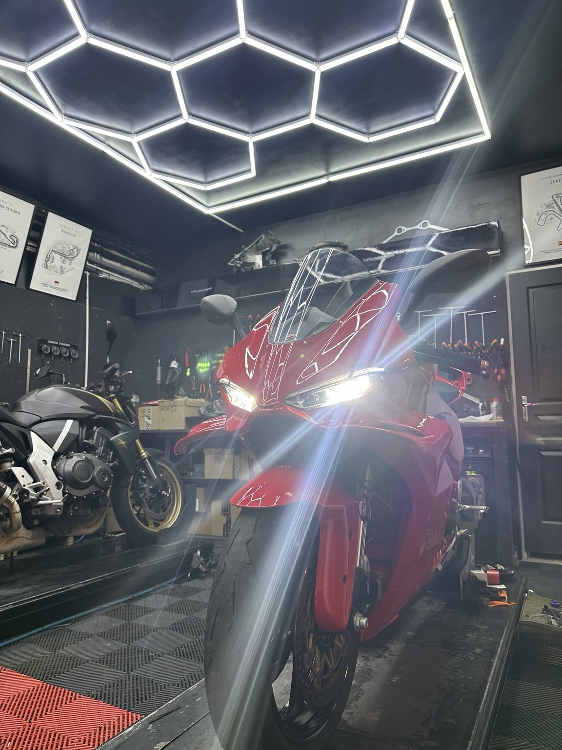 Ducati rouge sous l’éclairage de l’atelier J-Moto Racing